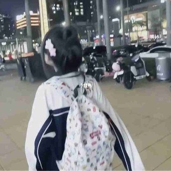 阿妍.